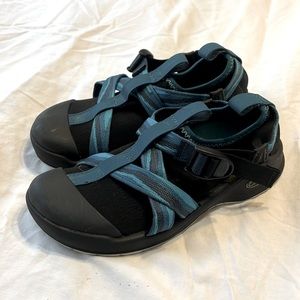 Chaco Womens 7 water shoe blue and black